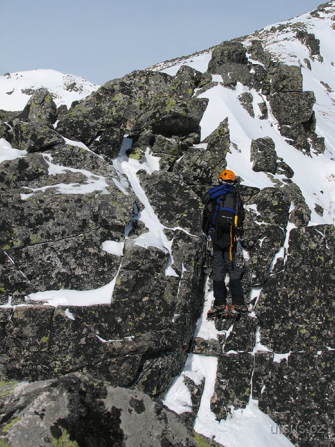 tatry 357.jpg - Na konci skalní části hřebene je ještě jeden vypečený kousek, a ten si bere na starost Lukáš.